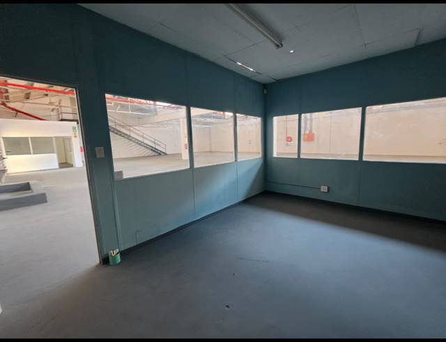 900M² WAREHOUSE TO LET IN PAARDEN EILAND